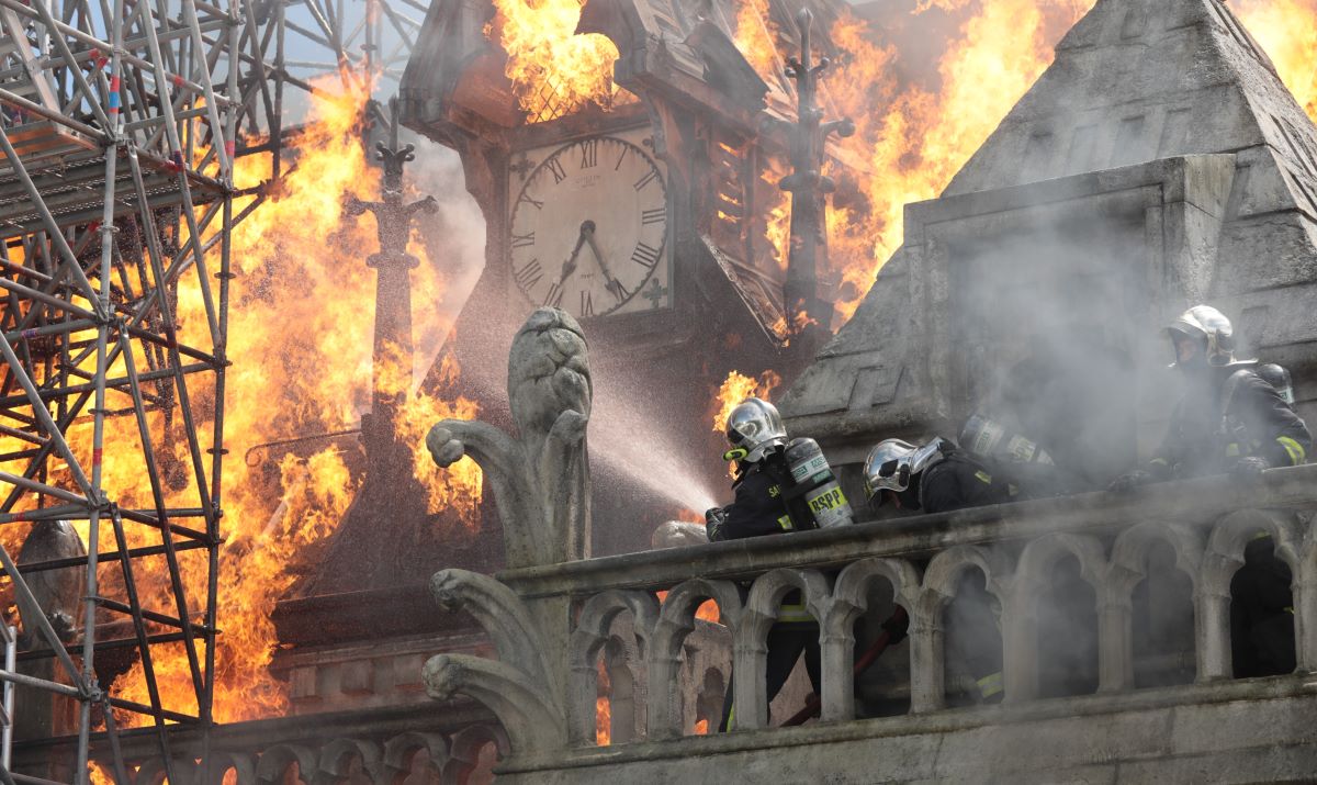 Film o uničujočem požaru v pariški katedrali Notre-Dame 
