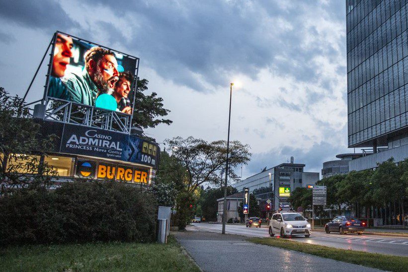 Ogromni digitalni oglaševalski zasloni se širijo po Sloveniji