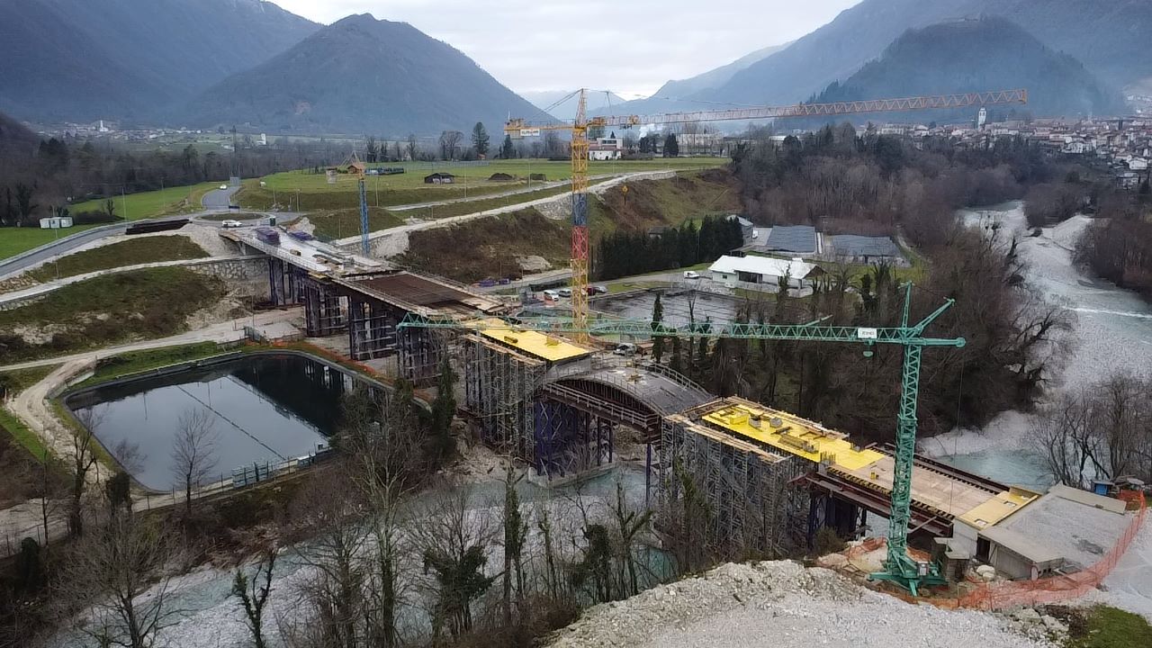 Intenzivno posodabljanje železniške in cestne infrastrukture