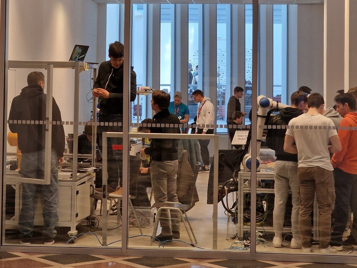 Robotski hekaton na dvajsetih Dnevih industrijske robotike