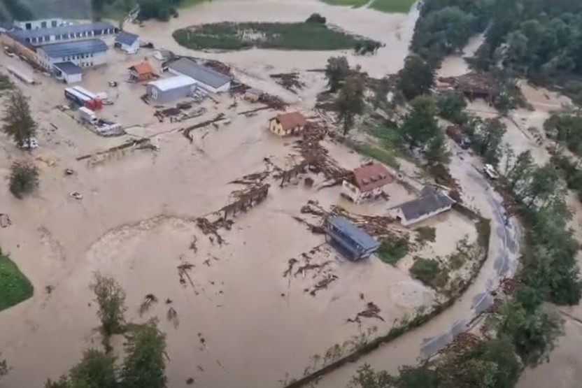 Kar 2,33 milijarde evrov za odpravo posledic lanskih poplav