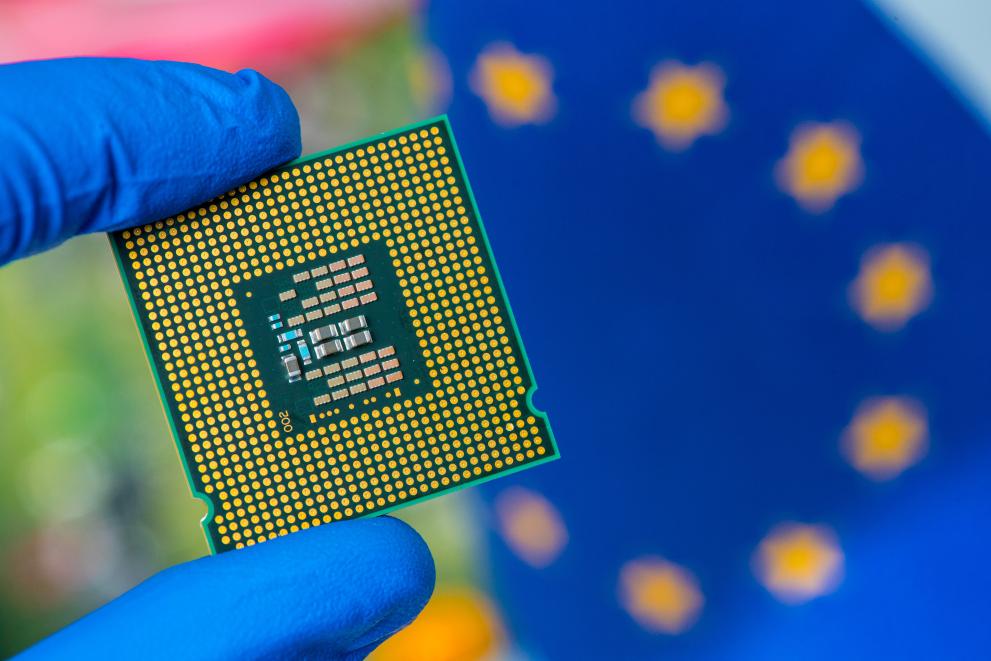 Chips JU in 325 milijonov evrov razpisov za polprevodnike