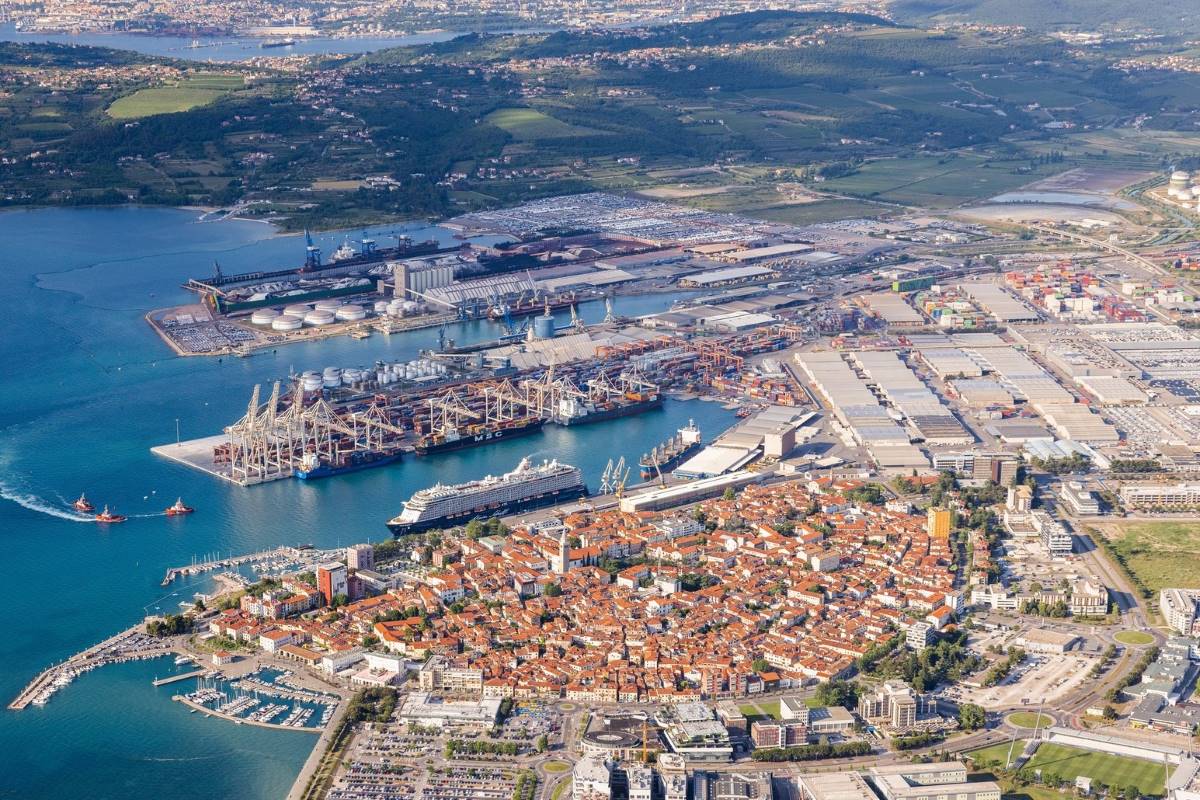 Koga zanima v Luki Koper zaplenjenih 291.879 litrov vodke