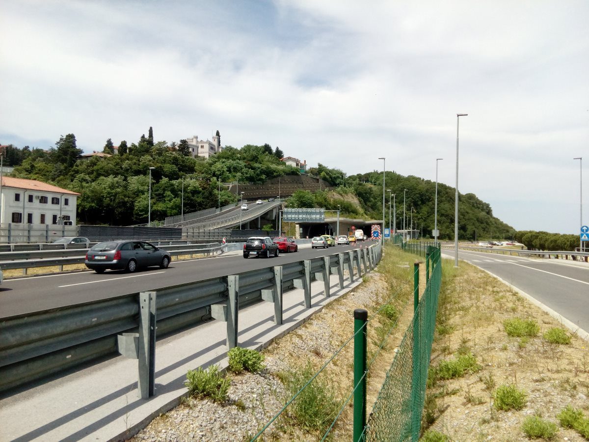 Nov ekološki projekt proti metanju smeti ob cestah