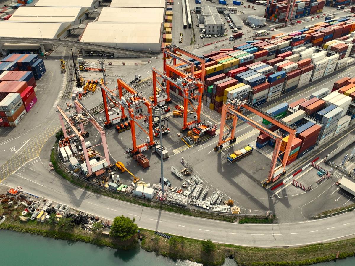 Nova sodobna dvigala in nova ogromna garažna hiša