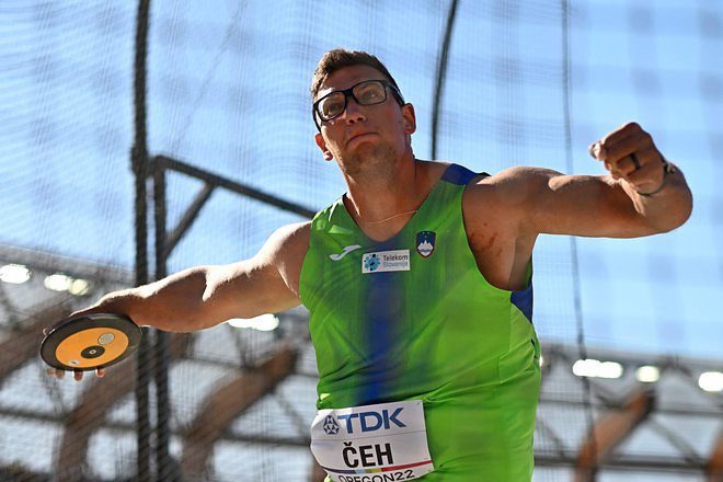 V Tokio potuje 10 atletov, od dveh se pričakuje boj za medalje