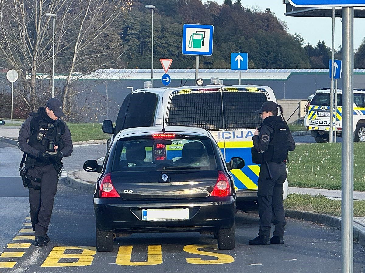 V Brezju so našli iskano orožje, vsi osumljenci so na prostosti