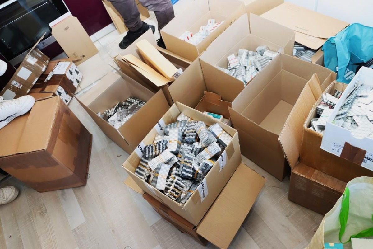 Milijon zaplemb, štiri aretacije in dva pokvarjena policista