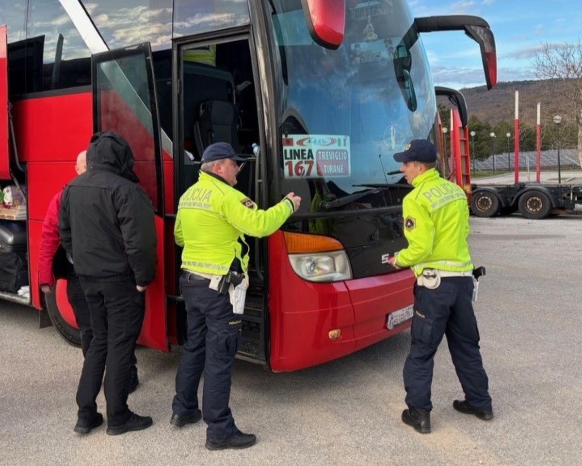 Plaz kršitev med poklicnimi vozniki tovornjakov in avtobusov