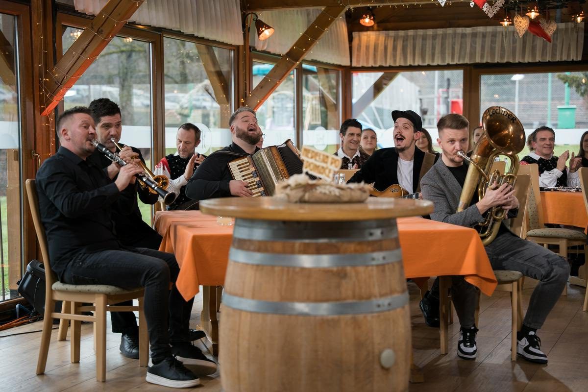 Vrača se oddaja Kaj dogaja, nato se začenja še Nedelja po domače