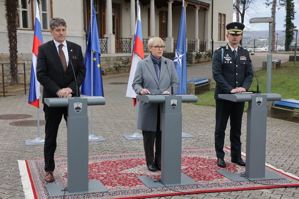 ag. Borut Sajovic in načelnik Generalštaba Slovenske vojske generalmajor Boštjan Močnik predsednico republike in vrhovno poveljnico obrambnih sil Natašo Pirc Musar 