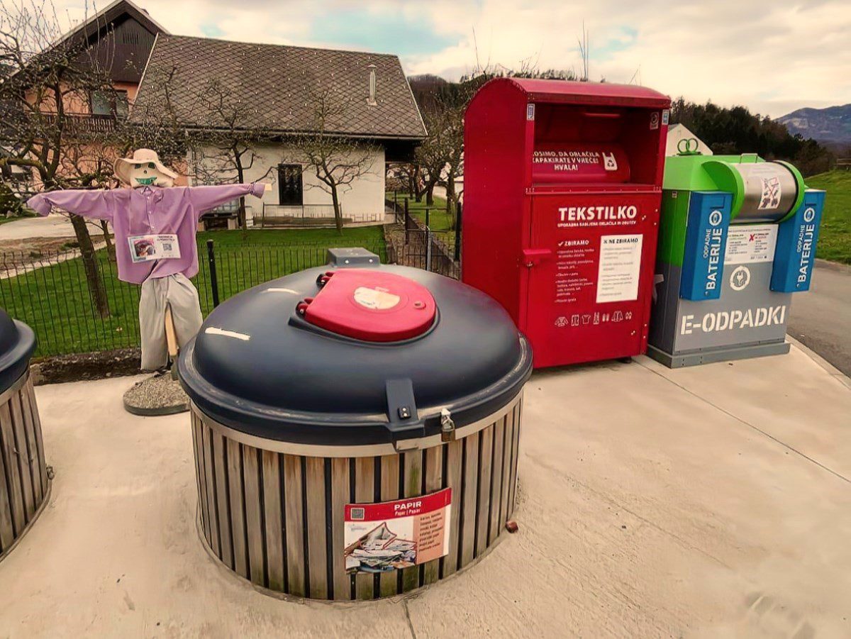 Na Blejskem tudi strašila pomagajo pri zbiranju tekstila