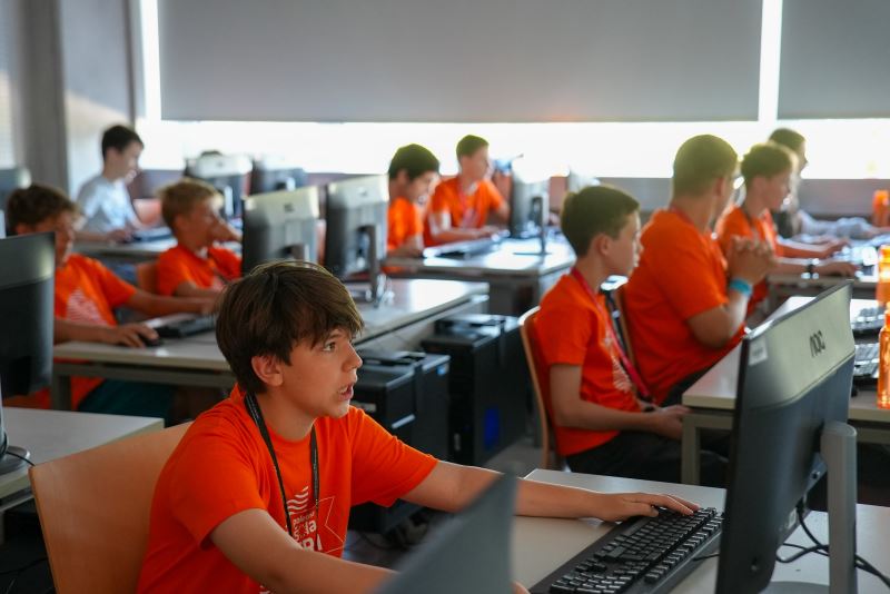 Poletna šola FRI in kriza ustvarjalnosti slovenskih mladostnikov