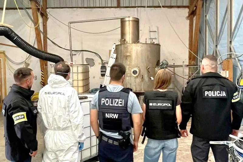 Policisti so pravočasno preprečili izdelavo več ton amfetamina 1 Policisti so pravočasno preprečili izdelavo več ton amfetamina
