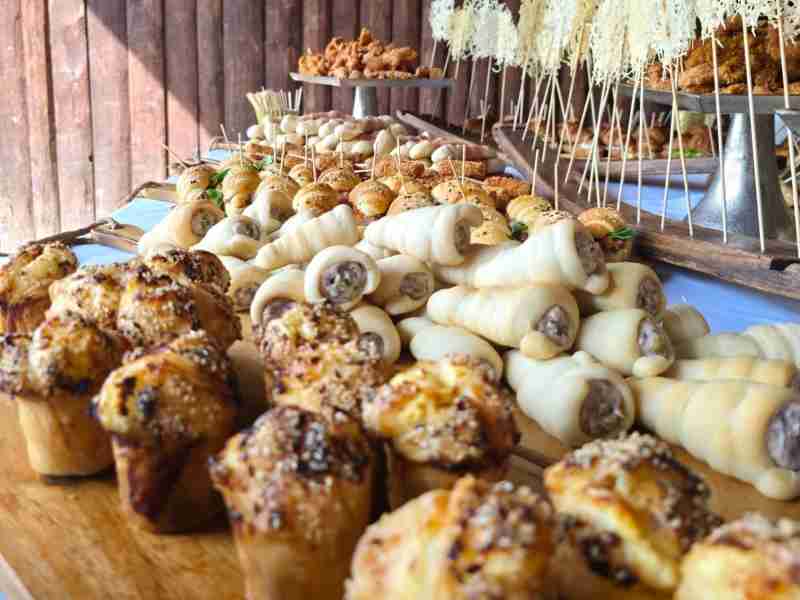 Finger food ali klasični bife – kaj izbrati? 2 finger food ali klasicni bife kaj izbrati vilinski vrt 1