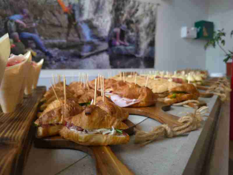 Finger food ali klasični bife – kaj izbrati? 3 finger food ali klasicni bife kaj izbrati vilinski vrt 2