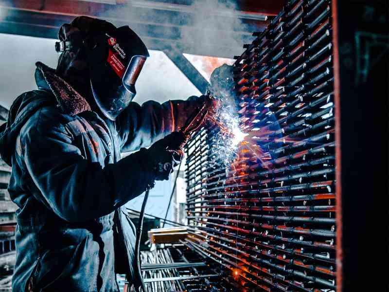 Koliko stane CNC avtomatizacija? Investicija v sodobnejšo proizvodnjo 2 koliko stane cnc avtomatizacija 1