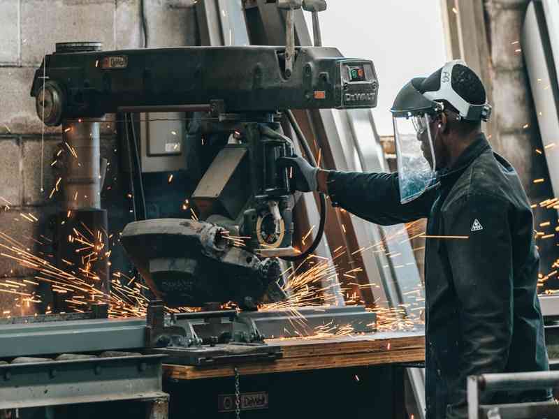 Koliko stane CNC avtomatizacija? Investicija v sodobnejšo proizvodnjo 3 koliko stane cnc avtomatizacija 2