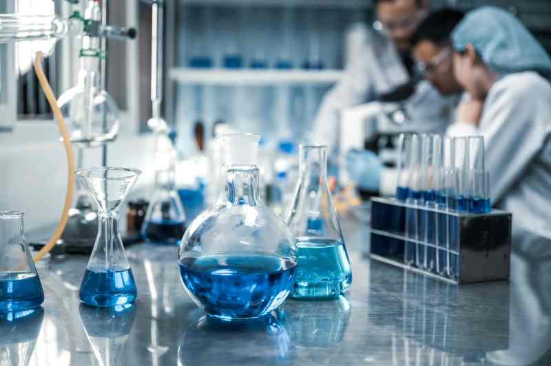 Mikroplastika v vodi: nova metoda bi lahko odstranila več kot 90 % mikroplastičnih delcev 1 mikroplastika v vodi ciscenje odpadne vode rmit