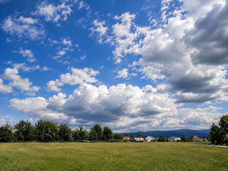 vreme danes nevihte burja slovenija
