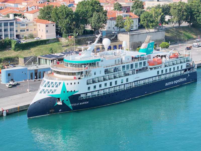 Skladišče 54 , 17 vlačilcev za kontejnerje in prva arktična križarka 