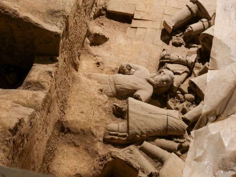 arheologi kip pod cesto 12 grobov