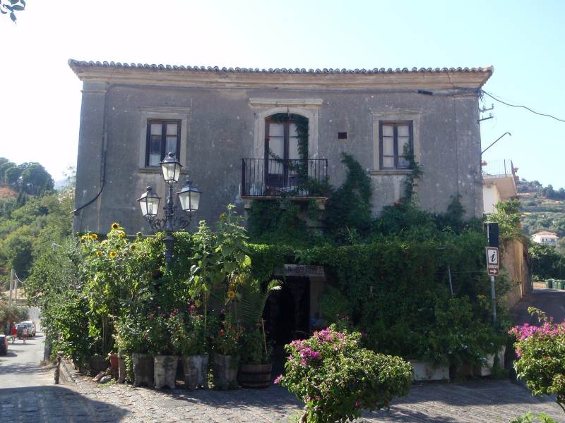 Ko je Boter prišel v to sicilijansko vas, se je vse spremenilo: 55 let pozneje turisti še vedno prihajajo 1 bar vitelli savoca sicilija
