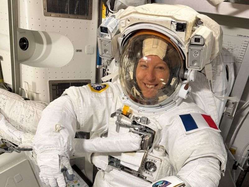 sophie adenot vesoljska obleka iss