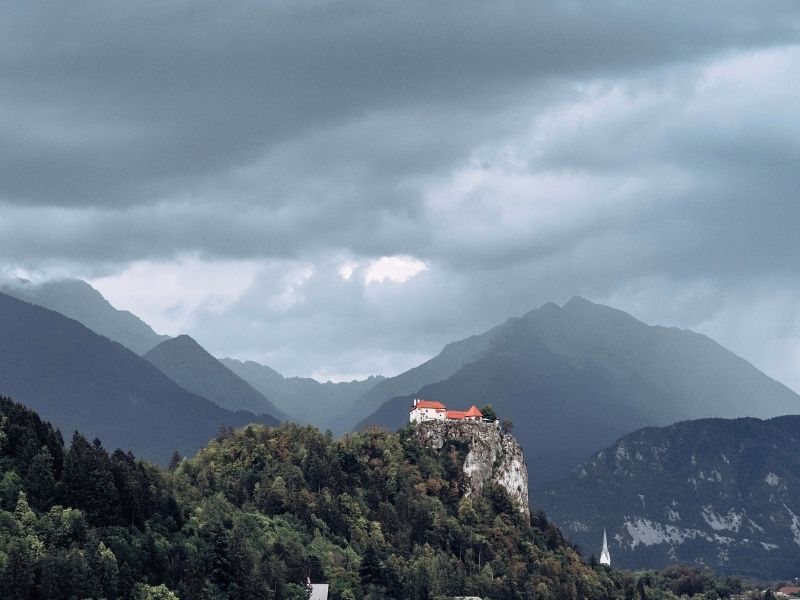 vreme danes plohe nevihte slovenija