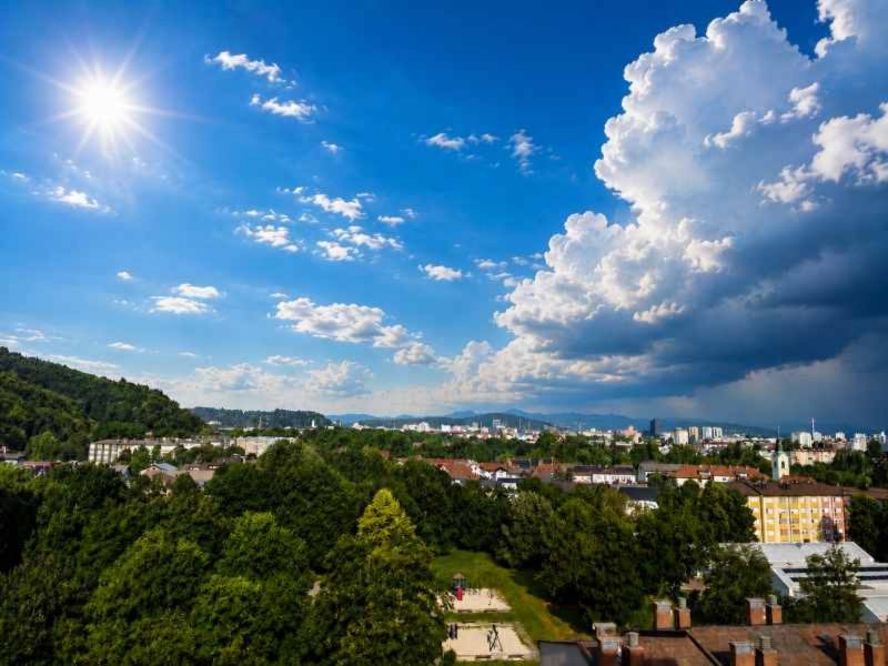 vreme slovenija sonce plohe nevihte avgust 2026