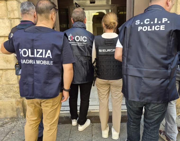 Ilegalne migrante so tihotapili kar preko rednih letalskih povezav