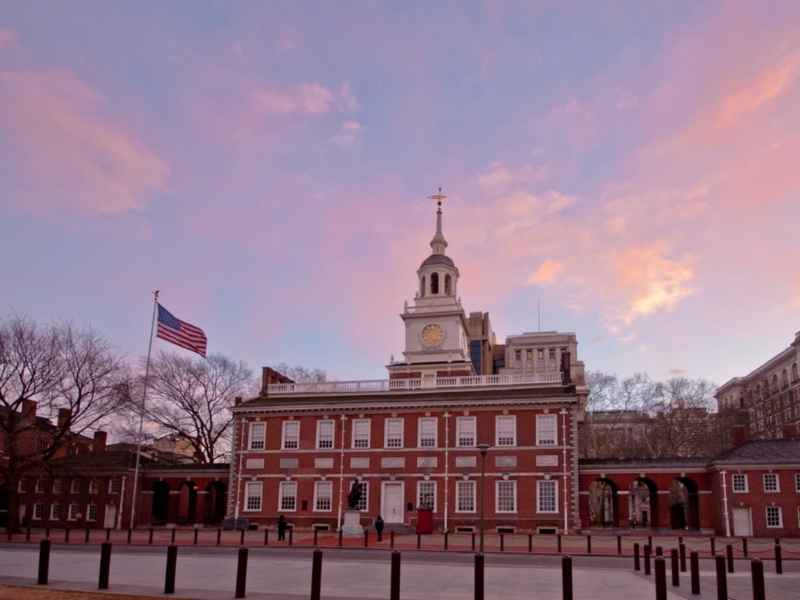 Zgodovinska prelomnica: V tej sobi se je pred 250 leti rodila Amerika 1 independence hall rojstvo amerike