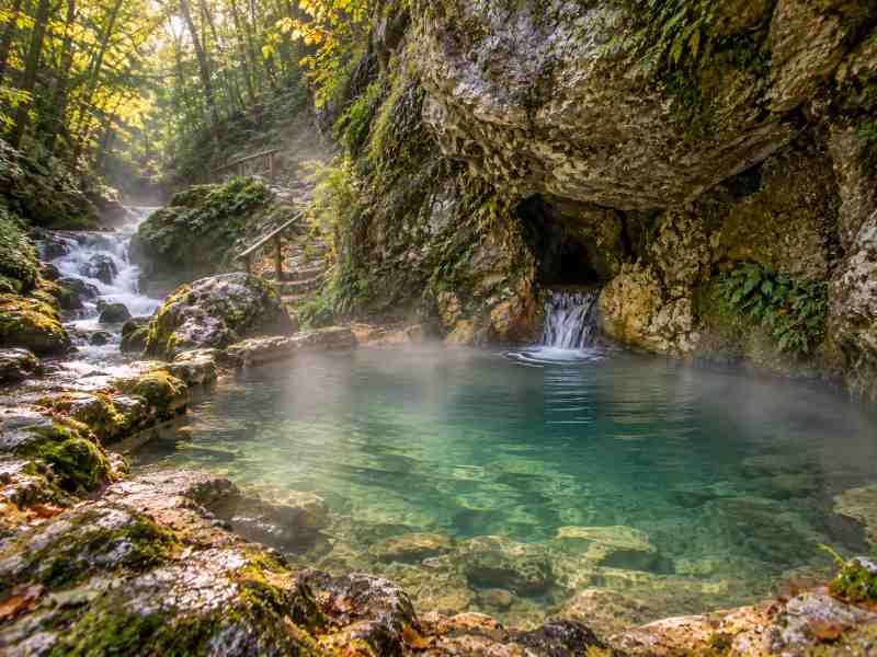 Zunaj postaja hladno, voda pa ostaja do 25 °C: Ta naravna toplica se skriva v Sloveniji 1 klevevska toplica termalni izvir slovenija