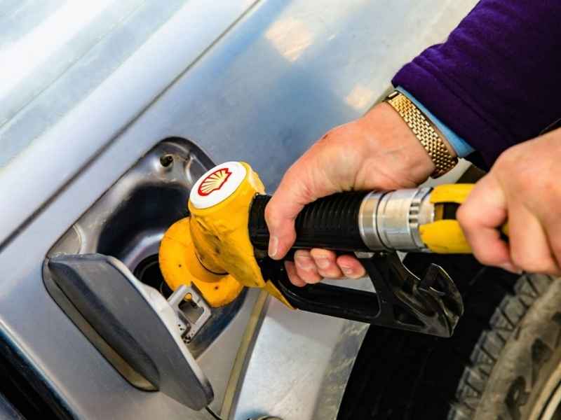 Točenje goriva na bencinskem servisu