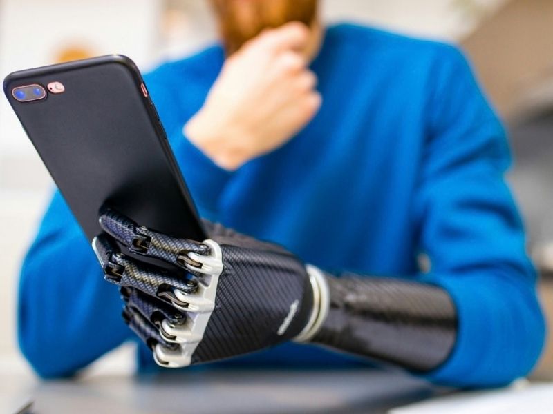 Bionični udi že vračajo občutek dotika: Kaj vse zmorejo umetne roke in noge leta 2026? 1 bionicna roka obcutek dotika 2026