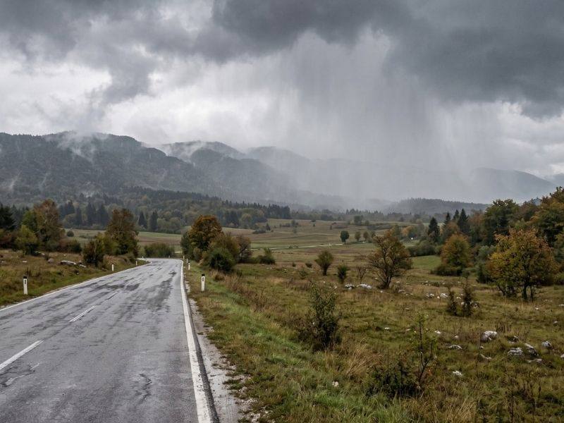 Močni nalivi v zahodni in južni Sloveniji