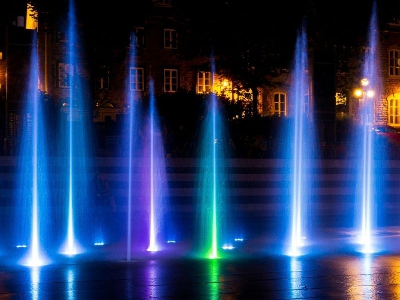 Barvno osvetljeni vodometi kot simbolična ponazoritev festivala Water & Light 2026